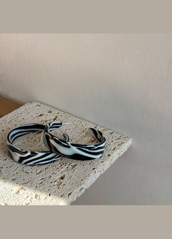 Сережки-кільця цвяшки чорно-білий (12-142) No Brand (314931221)