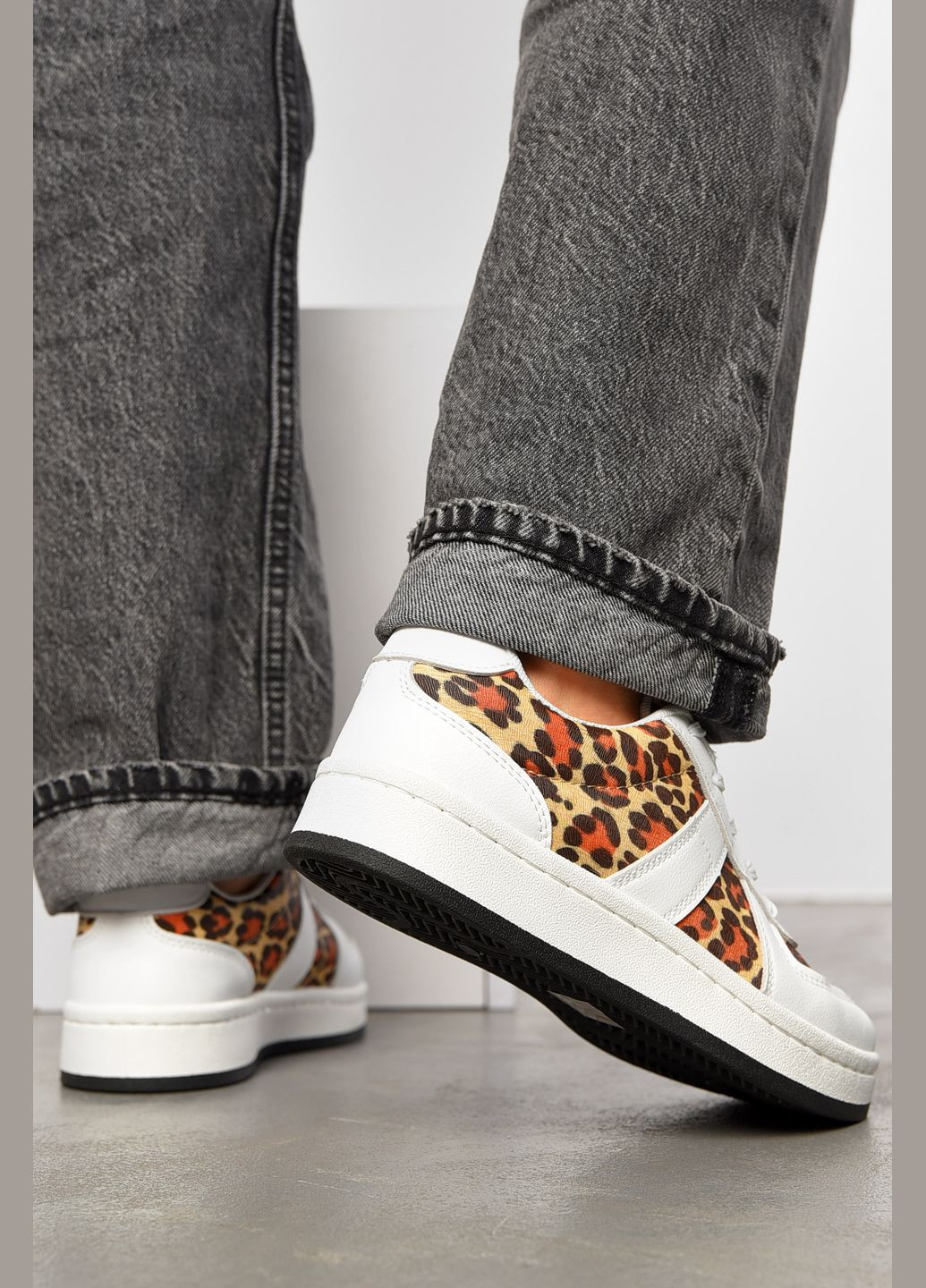 Кросівки жіночі білого кольору на шнурівці Let's Shop білі демісезони (324217647)