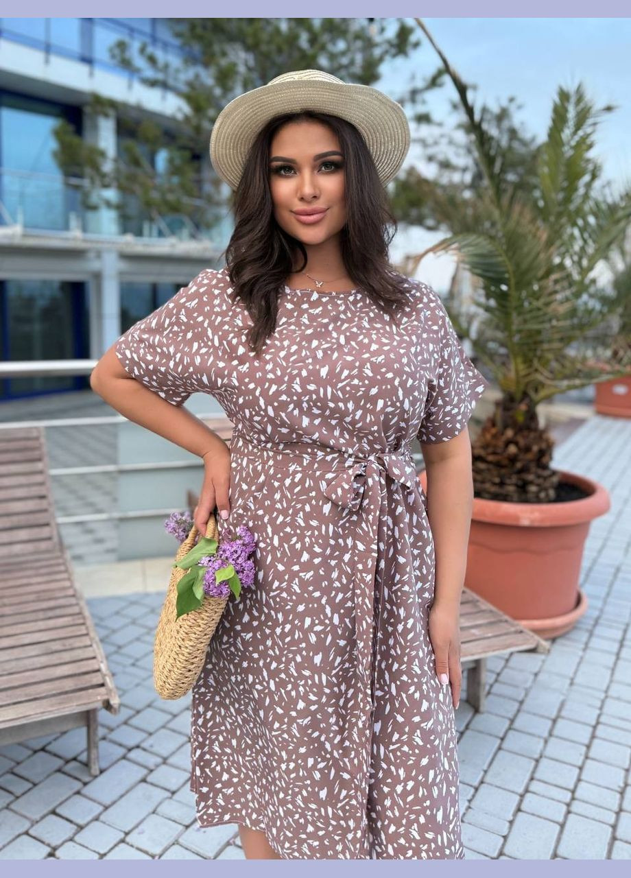 Светло-коричневое повседневный женское платье меди с абстрактным принтом и поясом MonCher с абстрактным узором