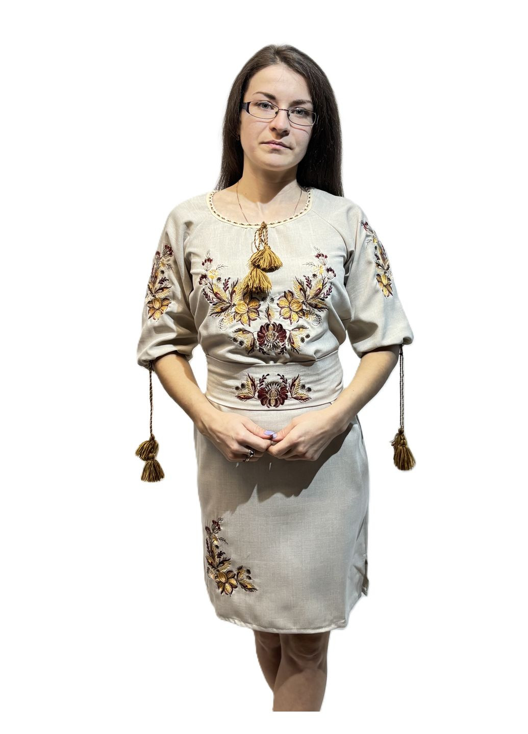 Бежевая женское бежевое вышитое платье роспись коричневая. НоКо узор цветочный приталенная, свободная, прямой габардин (316702979)