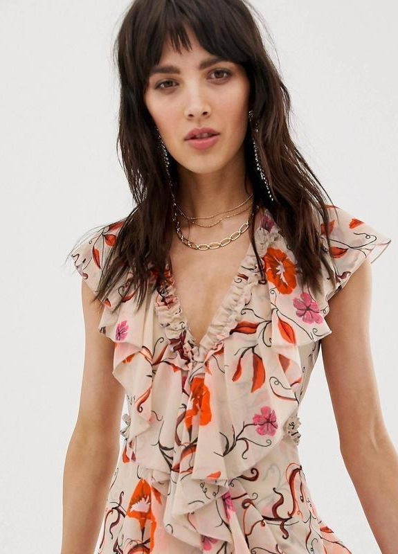 Бежевое бежевое макси платье с воланами и старинным цветочным принтом. Asos