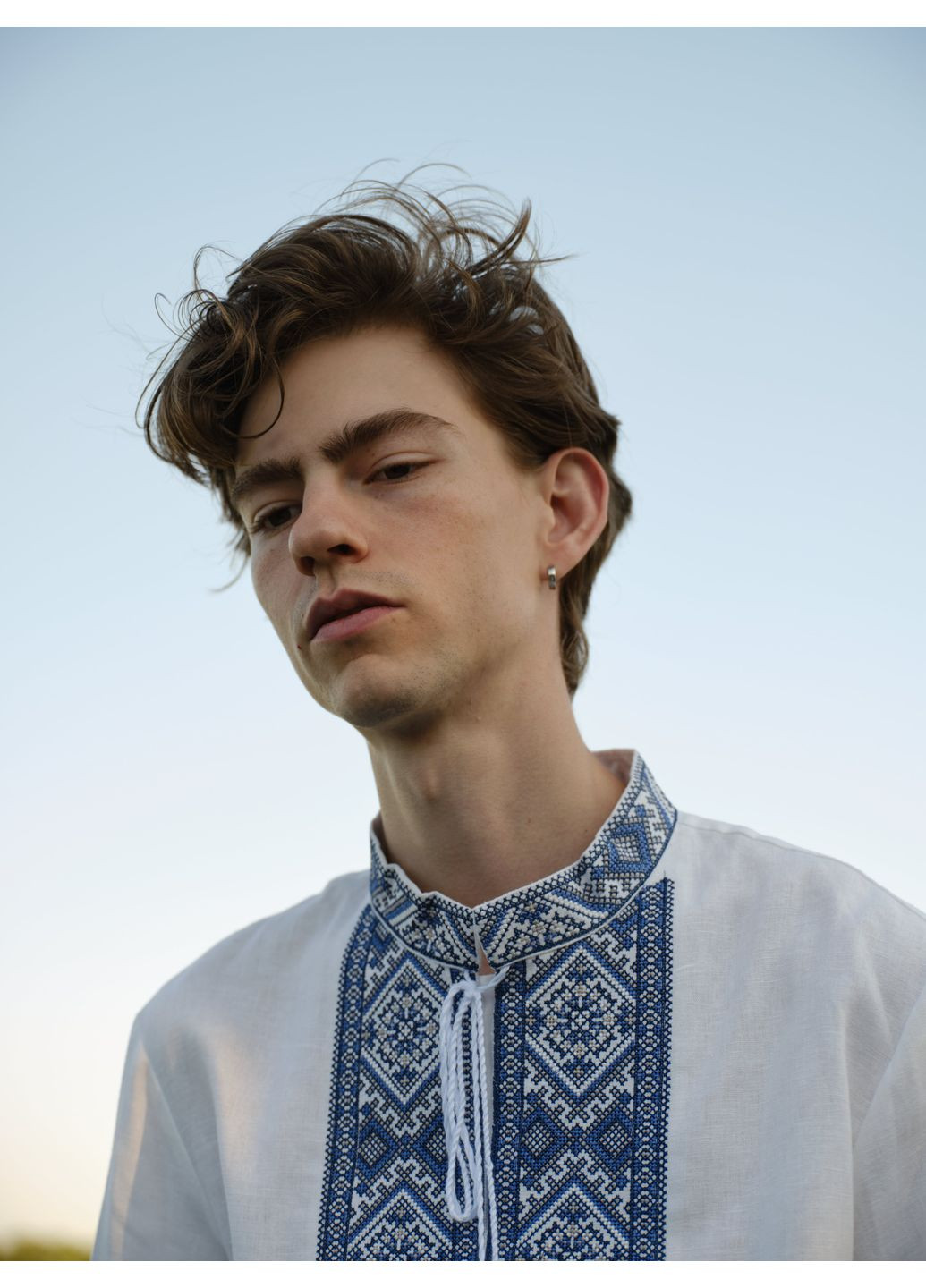 Молочная мужская вышиванка из льна фаддей синий MOTYV узор орнамент лен (361220036)