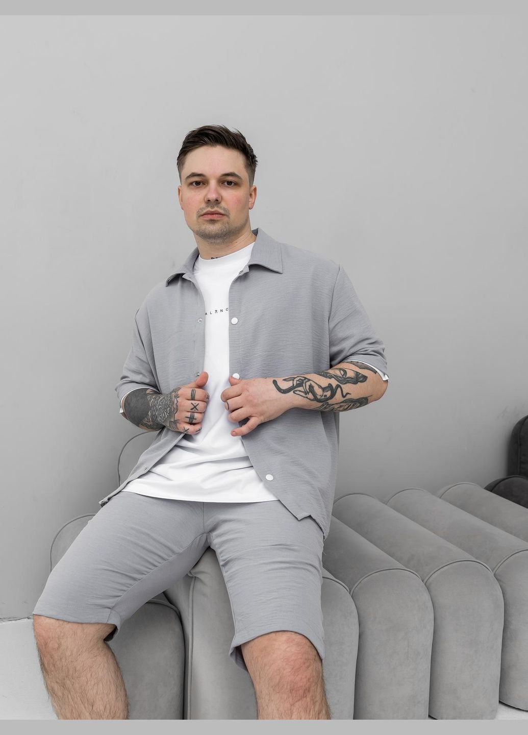 Світло-сірий літній стильний костюм з легкого матеріалу з сорочкою, з шортами Vakko