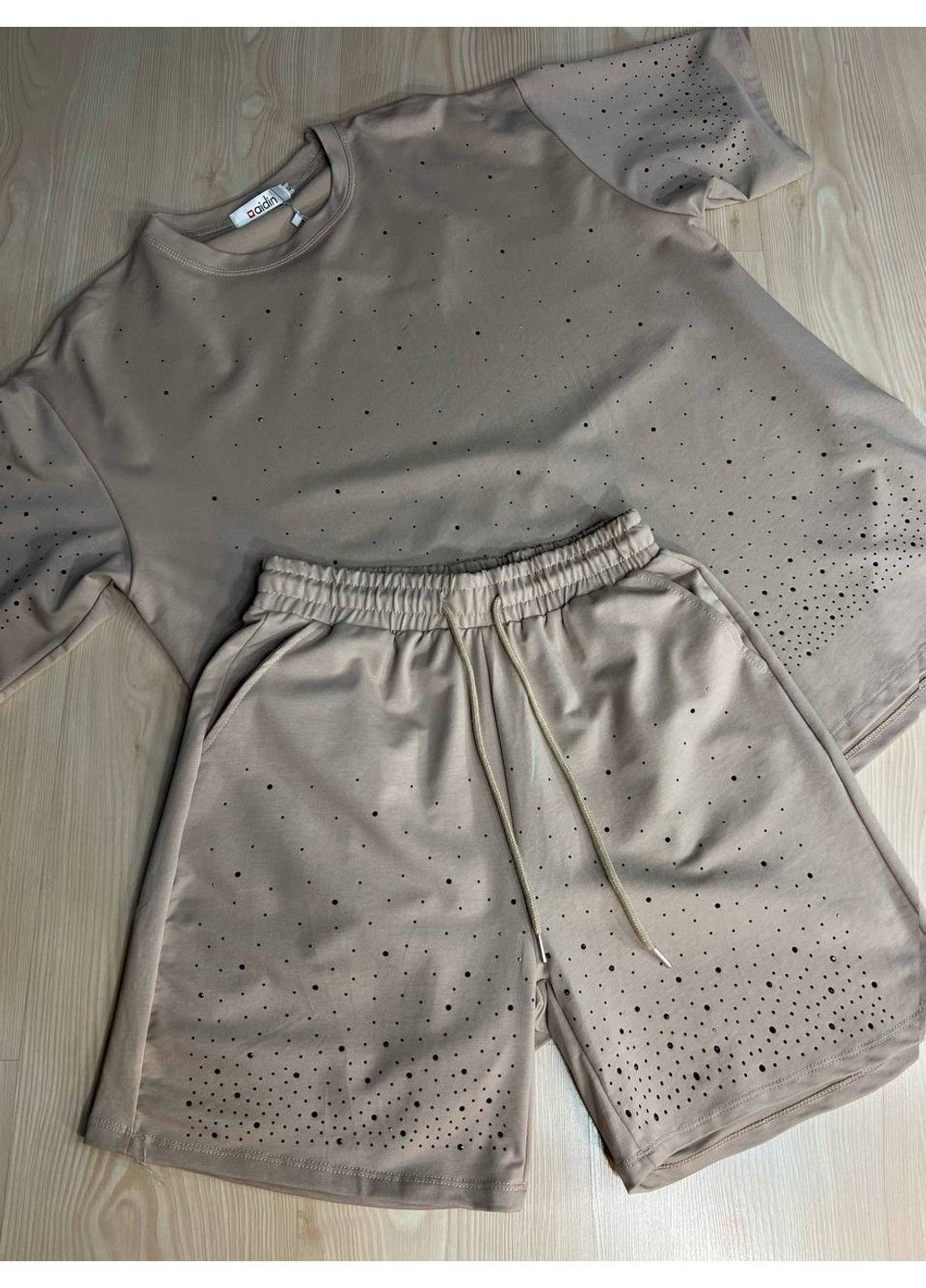 Костюм женский Aidin 11-3 оверсайз футболка с шортами с камнями бежевый No Brand (332673549)