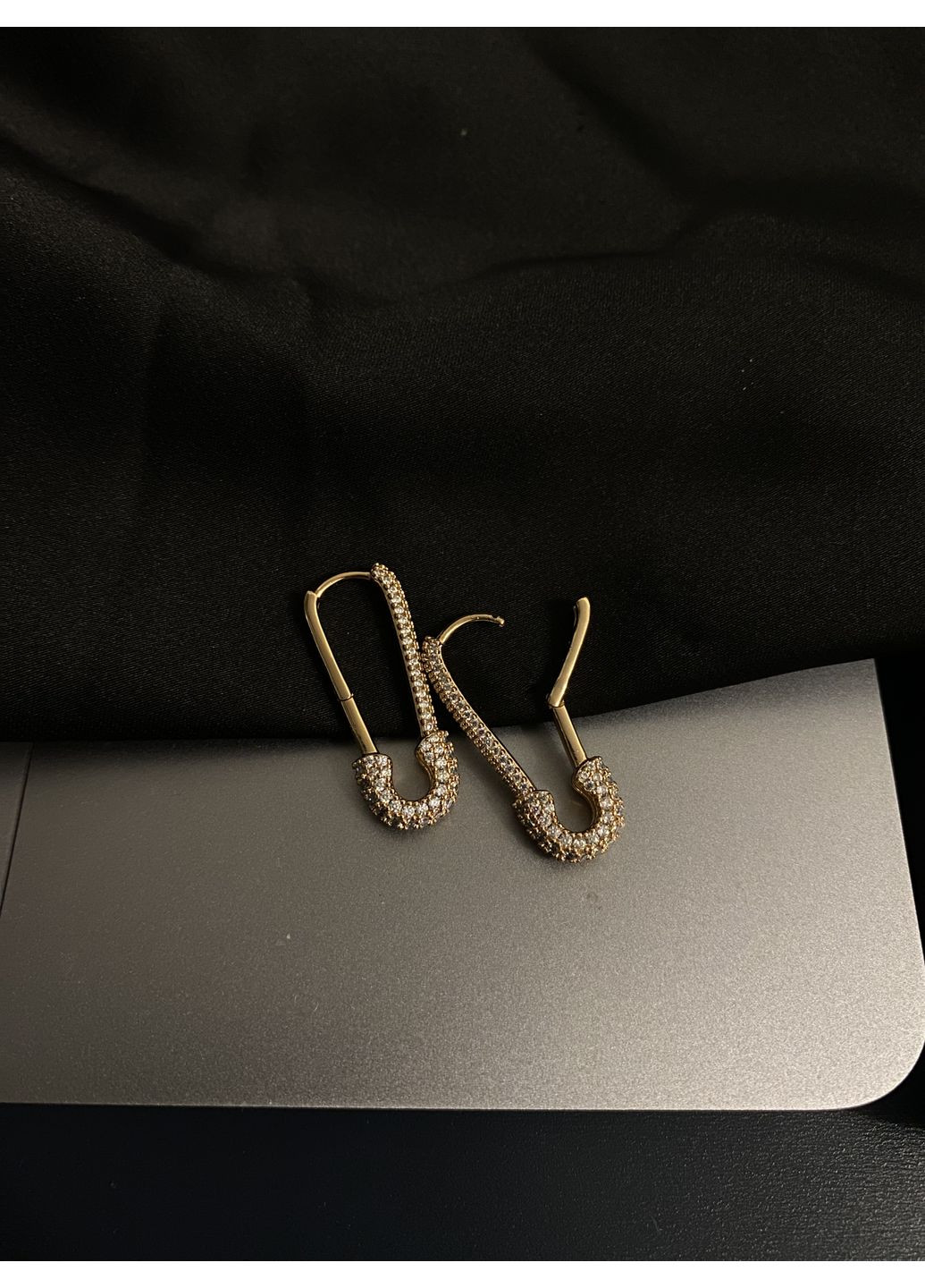 Сережки шпильки з камінчиками золотого кольору 36101 No Brand (370297733)