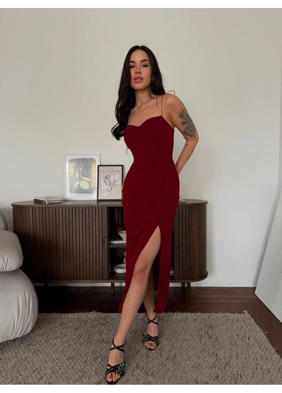 Бордовое вечернее женское платье с разрезом и имитацией чашек MonCher