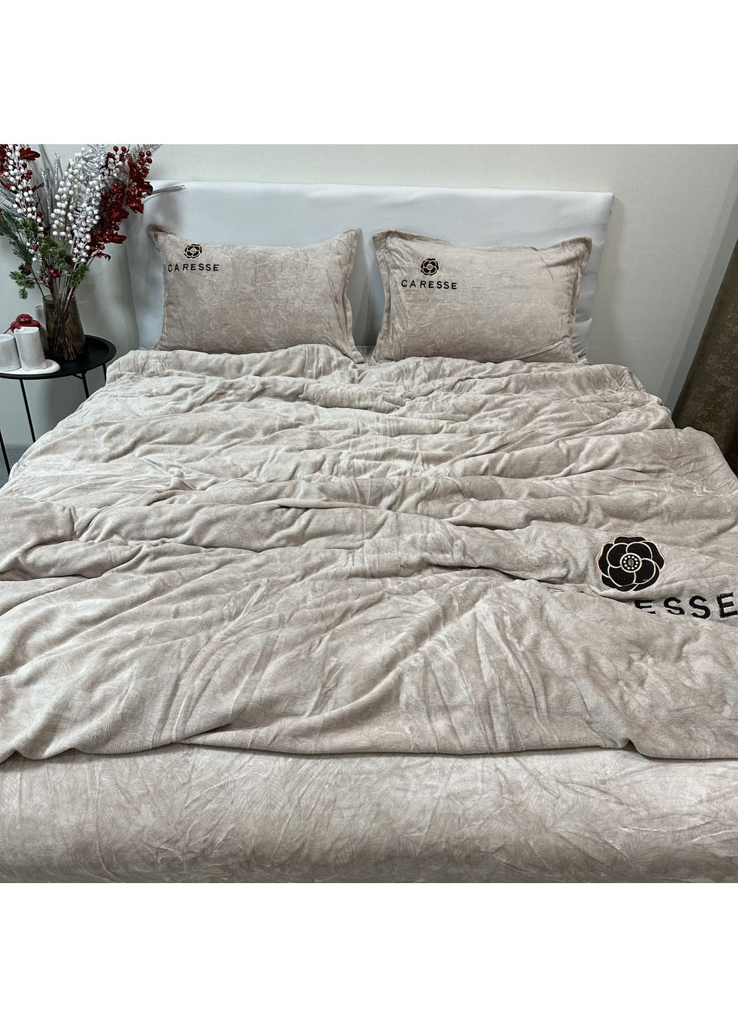 Розкіш велюру: постільна білизна євро бежевого кольору (Velvet Touch). Простирадло на резинці. Підковдра 200*230см. No Brand (370278918)