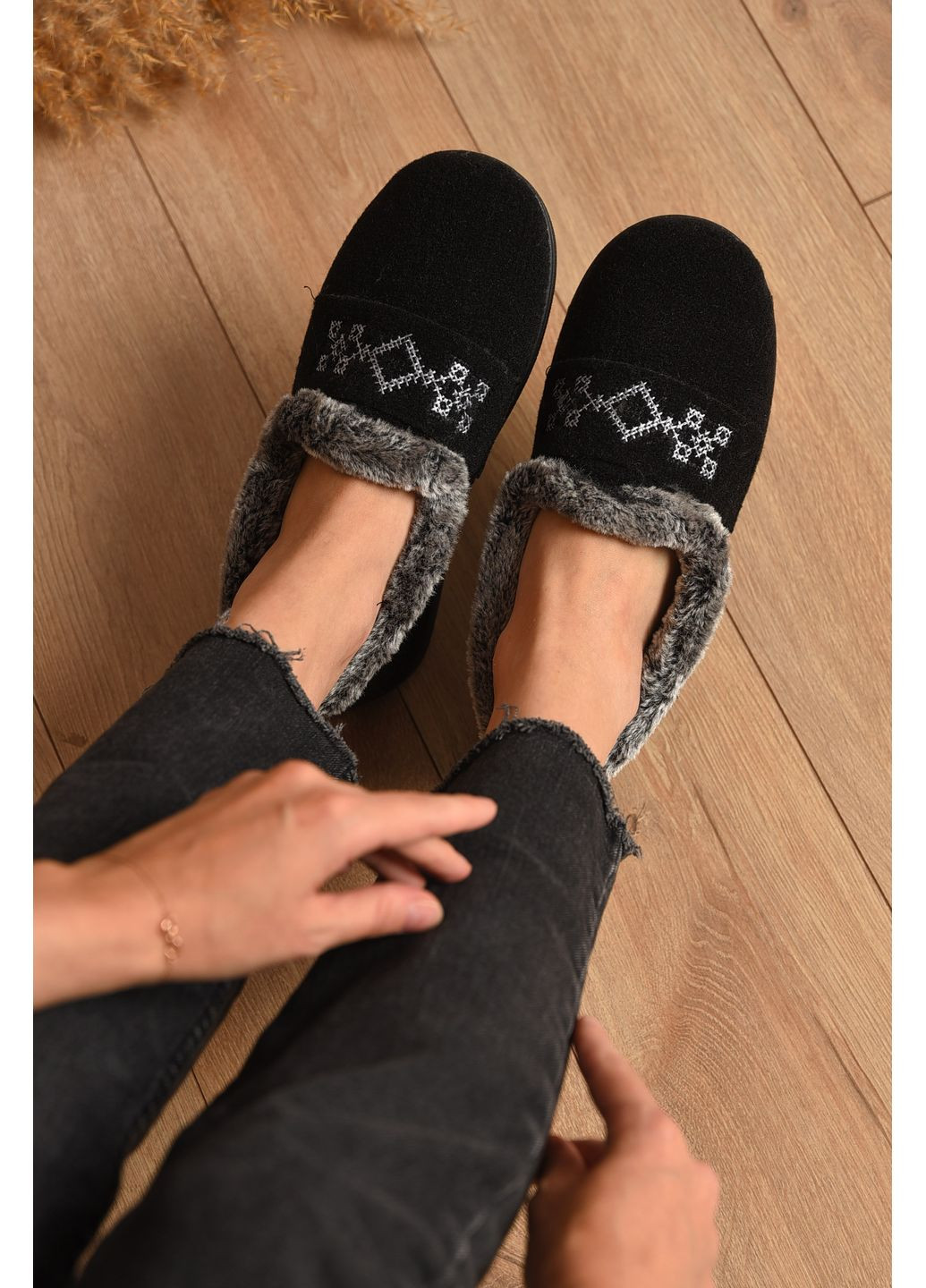 Капці жіночі на хутрі чорного кольору з візерунком Let's Shop (351851272)