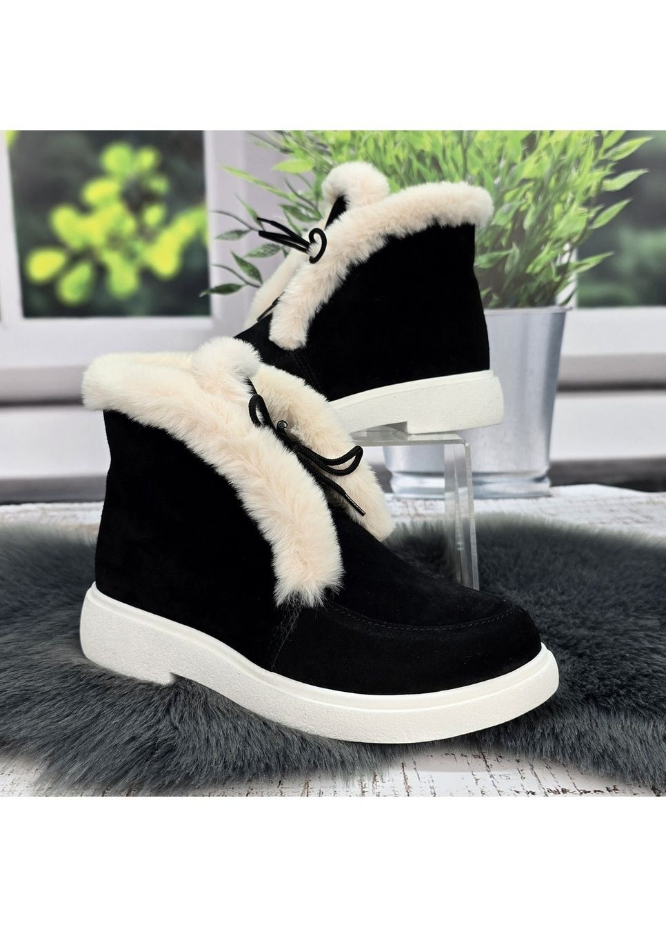 Зимние женские зимние ботинки из натуральной замши черные с белым меховым опушением AMIR из натуральной замши