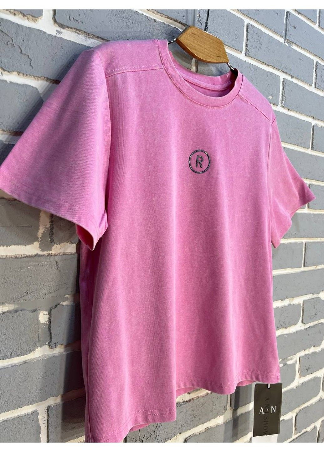 Футболка жіноча A-N 02517 варена аплікація літера "R" з камінців попереду середньої довжини one size No Brand - (315589176)