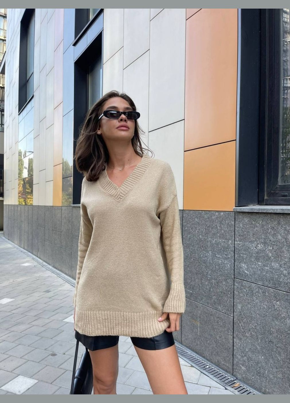 Бежевий теплий мохеровий светр з v вирізом подовжений бежевий You Best
