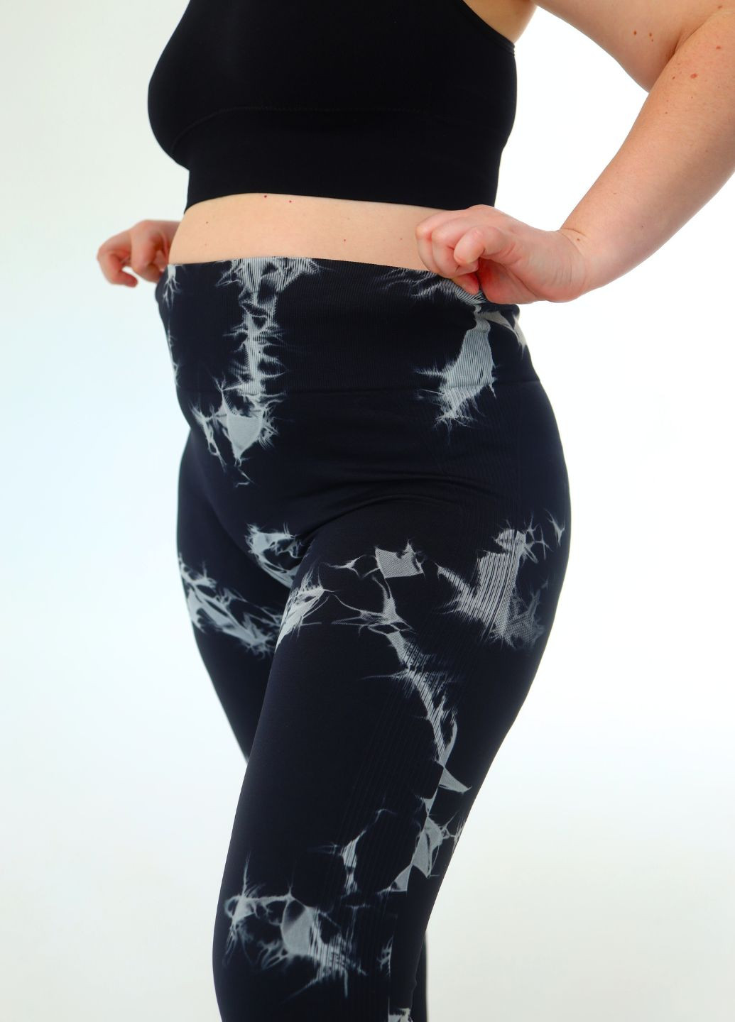 Черные демисезонные лосины батал plus size пуш-ап с мраморным тай-дай принтом и перфорацией (70149) FitFiesta