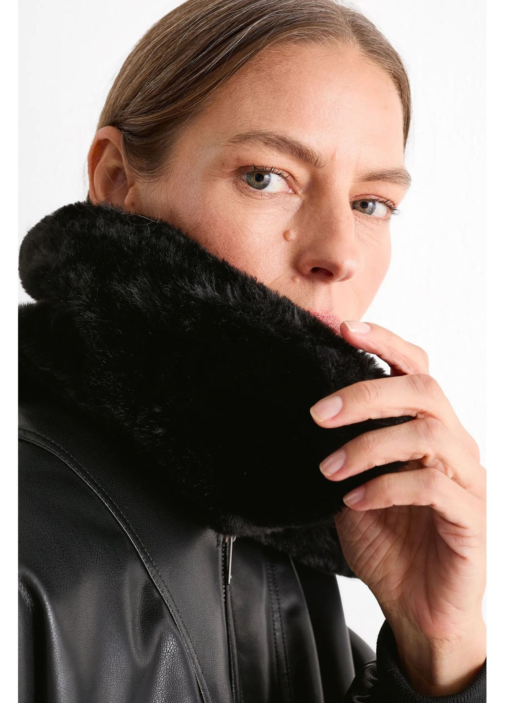 Чорна демісезонна куртка з еко шкіри C&A