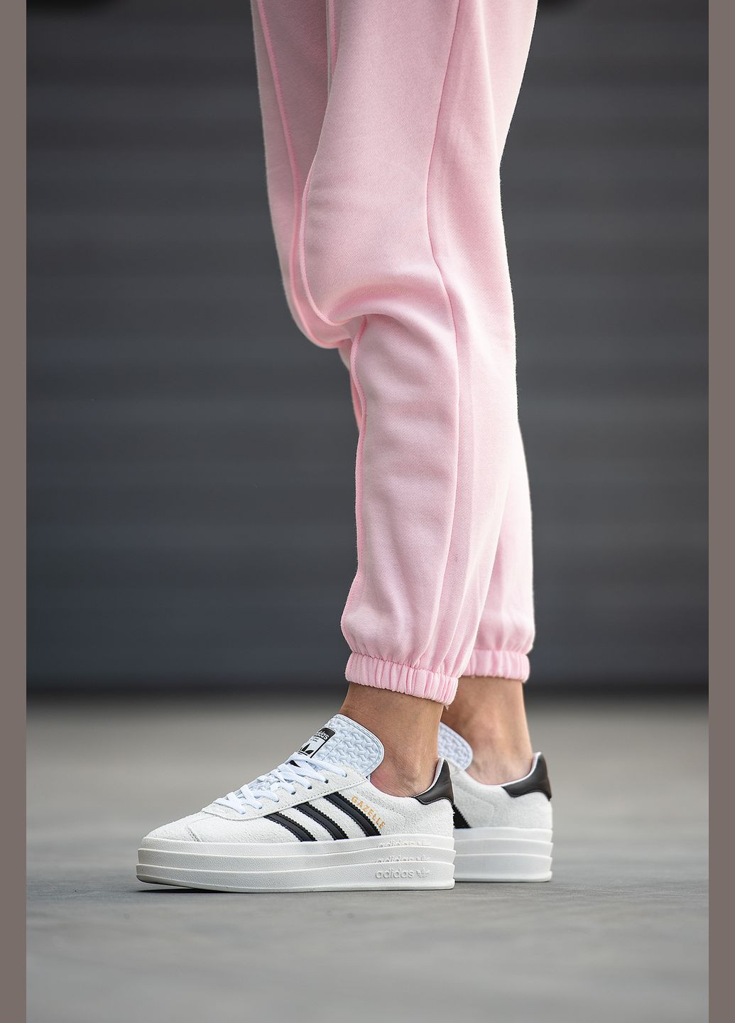 Белые демисезонные кроссовки женские adidas Gazelle Bold