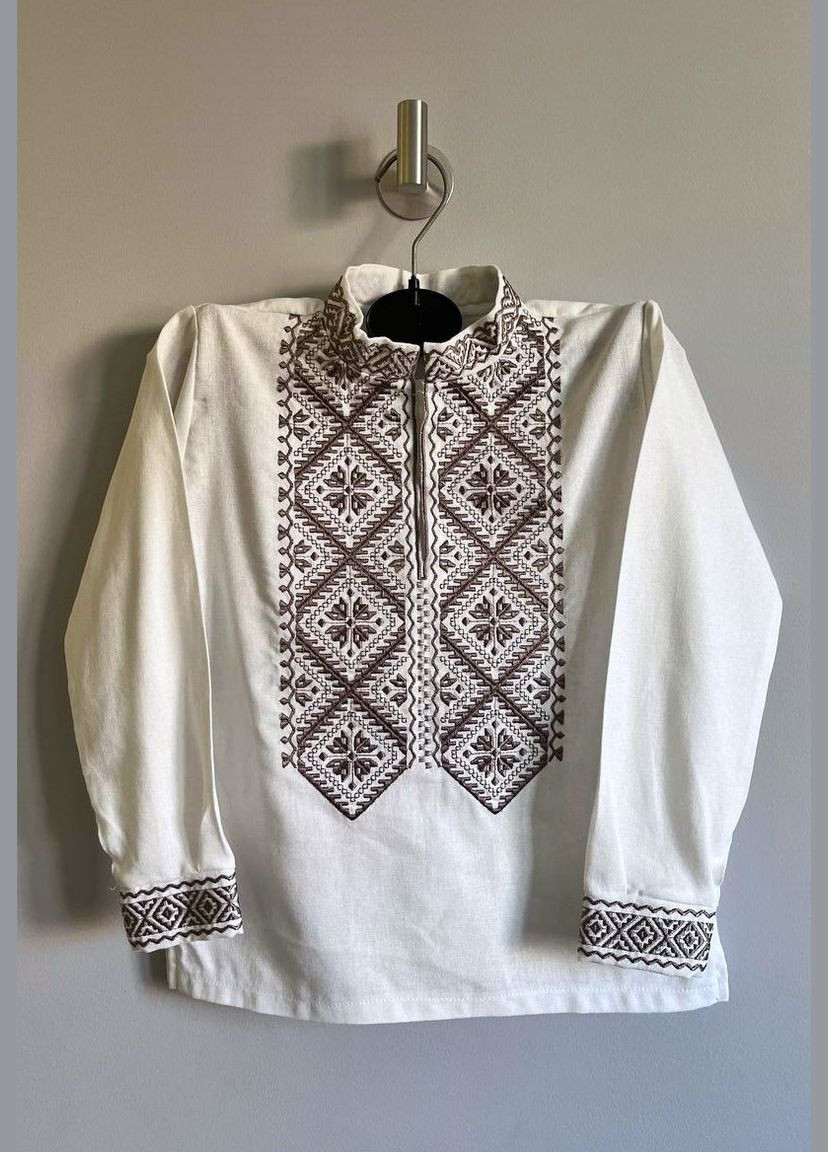 Молочная стильная и изысканная вышиванка для мальчика молочного цвета с кофейной вышивкой узор орнамент лен (317745270)