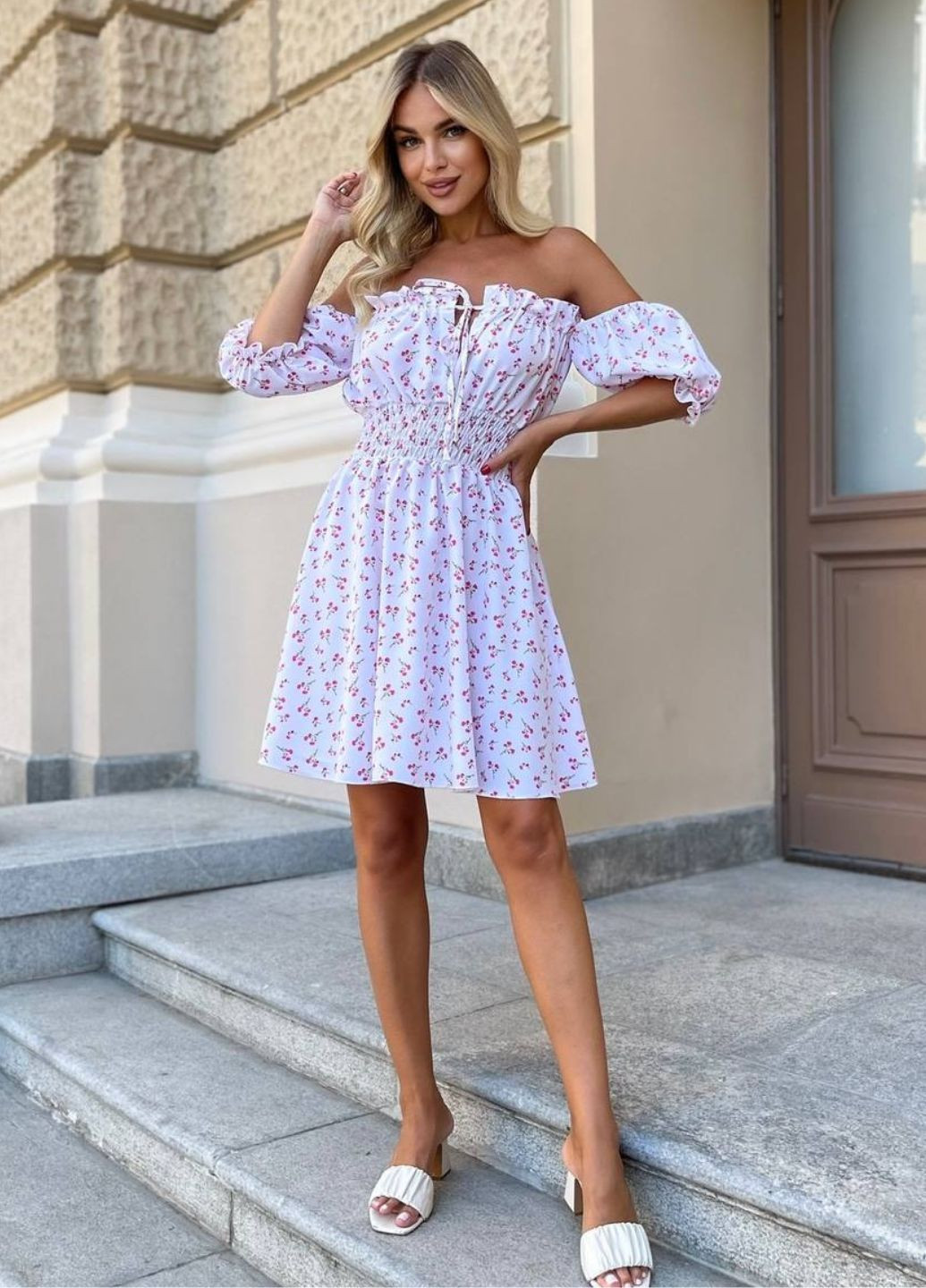 Светло-розовое повседневный платье мини с коротким рукавом фонарик на резинке с юбкой-солнце Україна с цветочным принтом