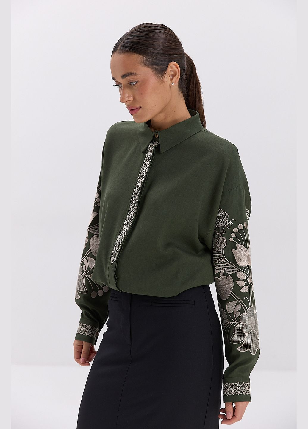 Зелёная женская вышиванка молочная с золотыми цветочными и геометрическими узорами Arjen лен (317233830)