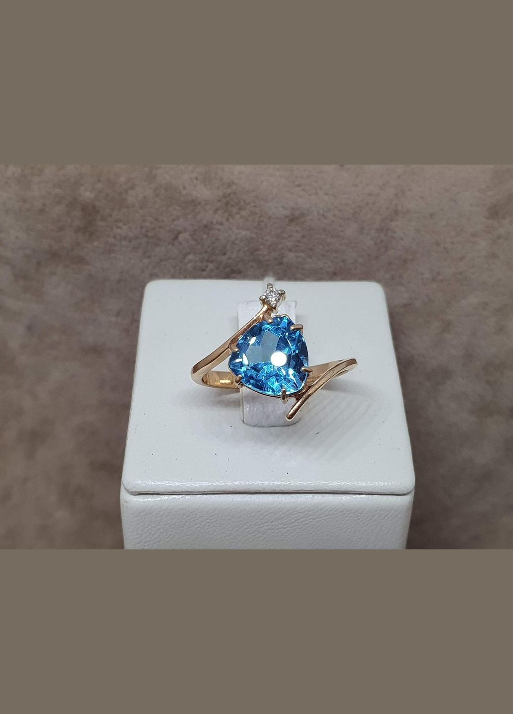 Золоте кільце з діамантами і топазом. 3022221 Гаразд (316460896)