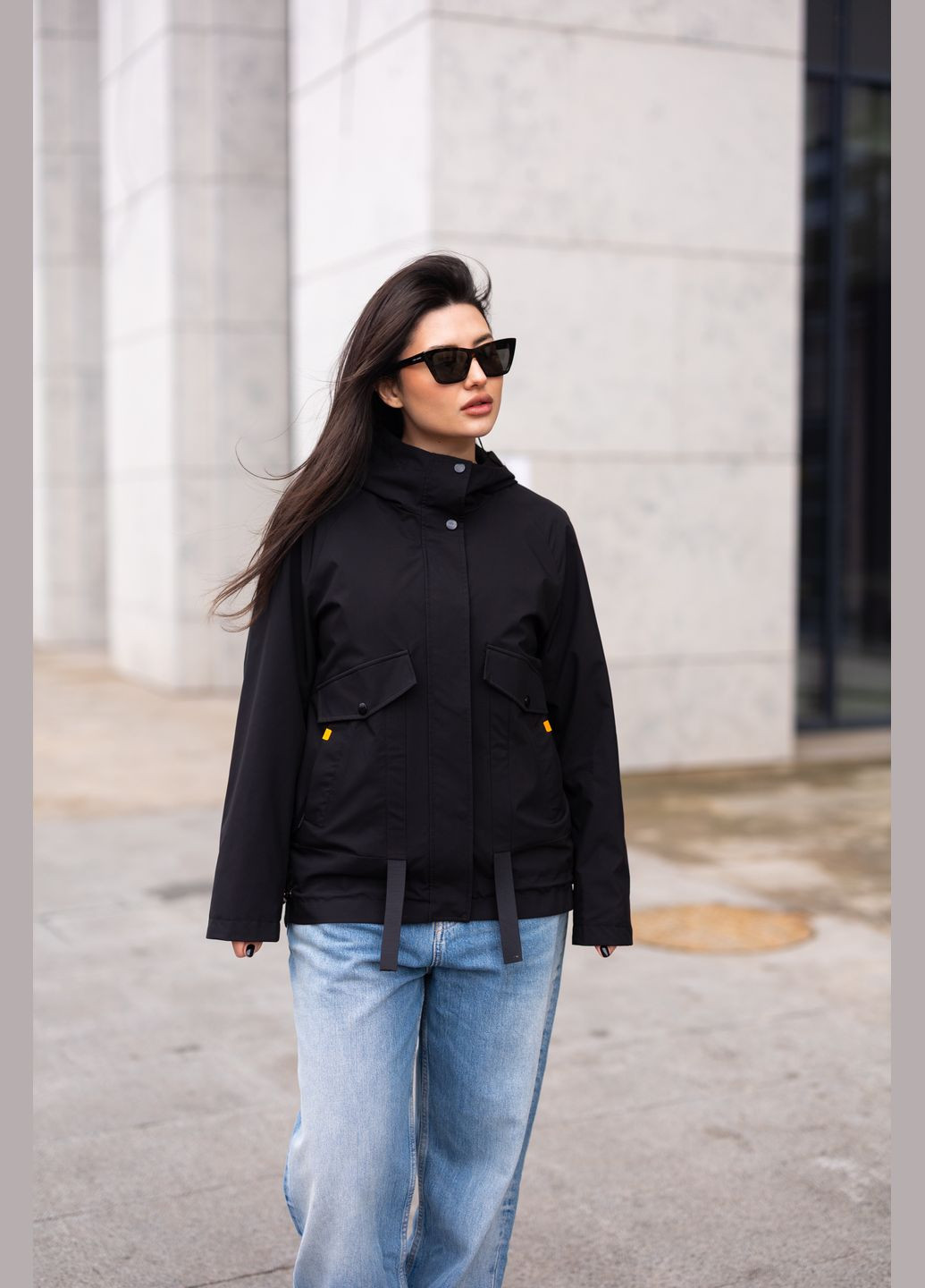 Чорна демісезонна жіноча вітровка з капюшоном «black tech» 937977 Lusskiri