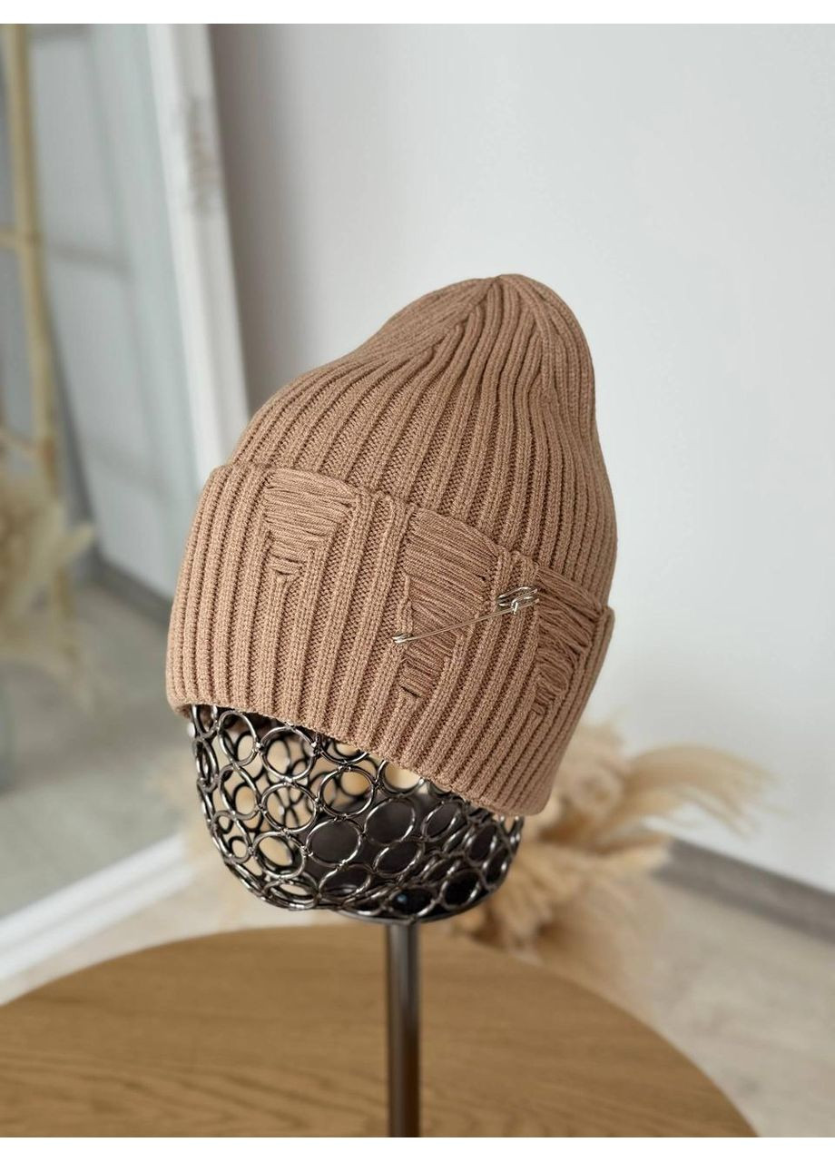 Вязаная женская шапка из английской резинки с декоративной шпилькой с невысокой лопаткой. Шоколадный No Brand (362146344)