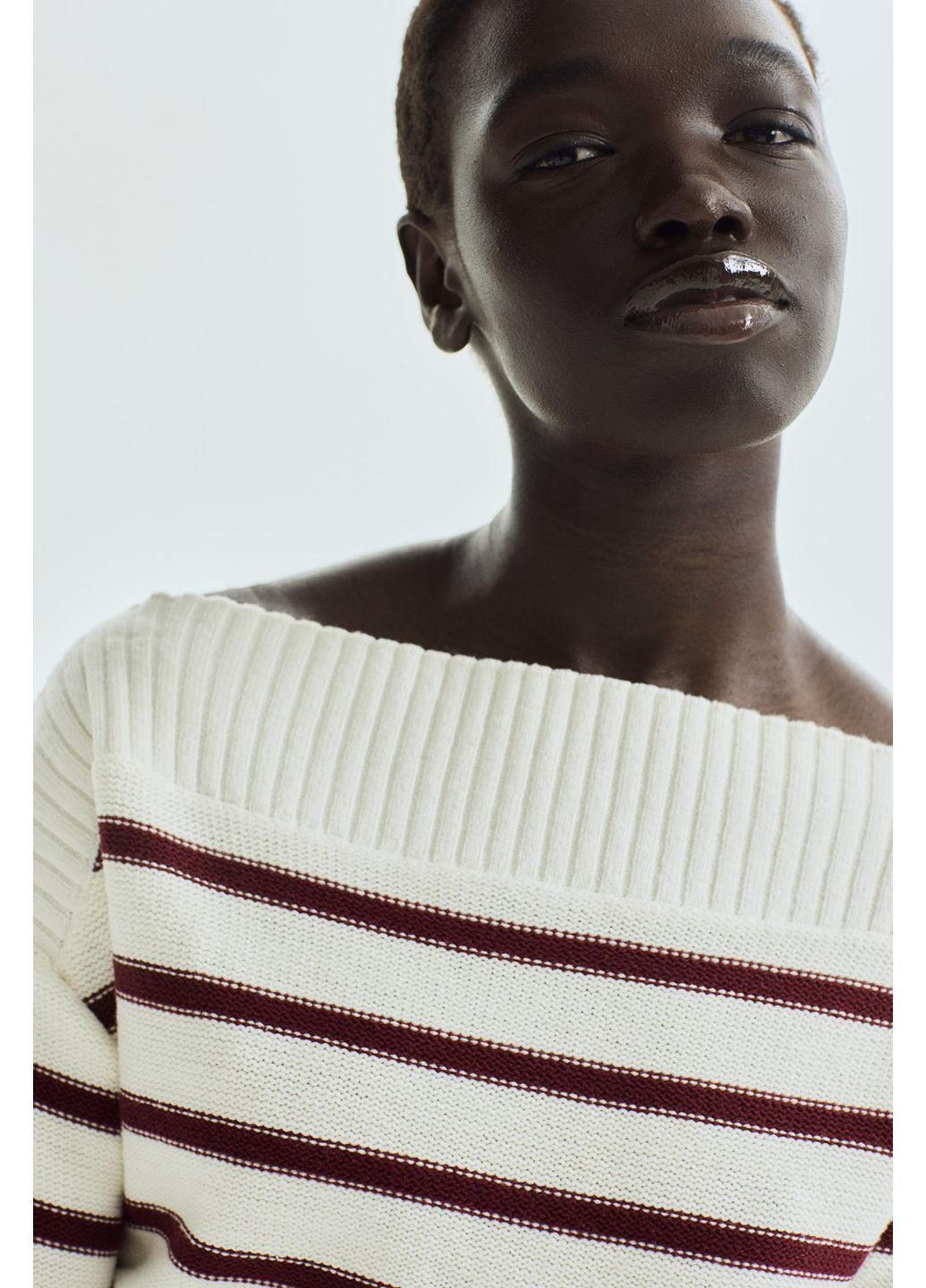 Комбинированный демисезонный джемпер с изнаночным вырезом и воротником-челноком H&M