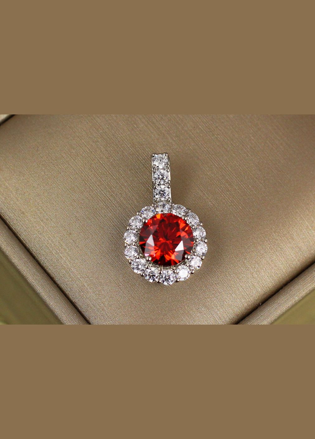 Кулон круглый красный камень в ободке из фианитов 2.3 см серебристый Xuping Jewelry (316432950)