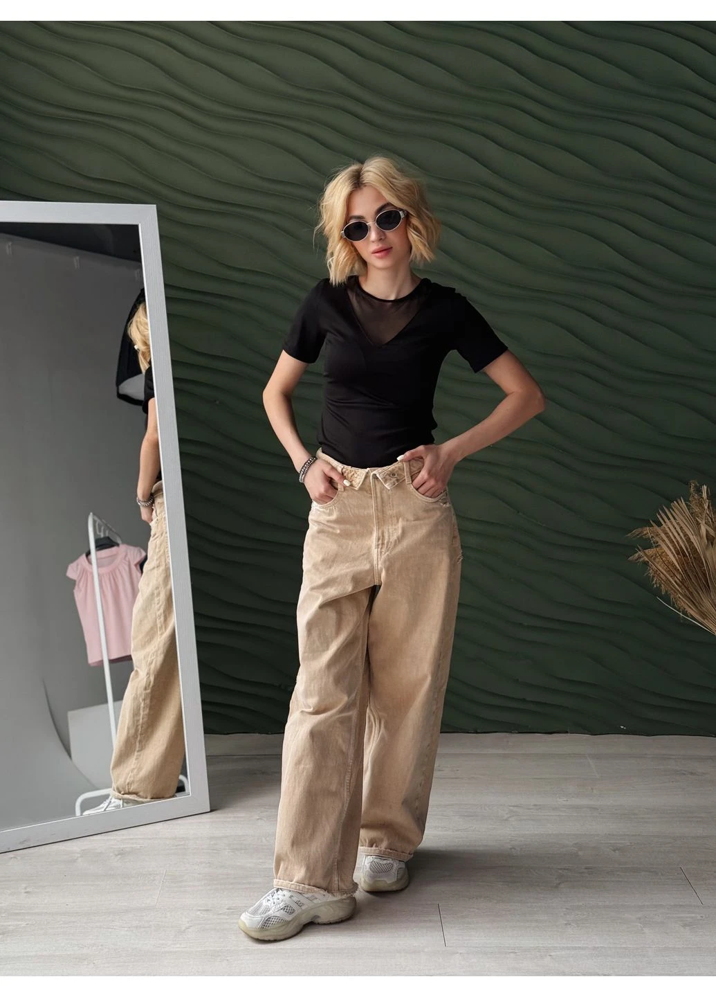 Приталенная женская футболка с полупрозрачным декольте Fashion Girl Cute - (391997414)
