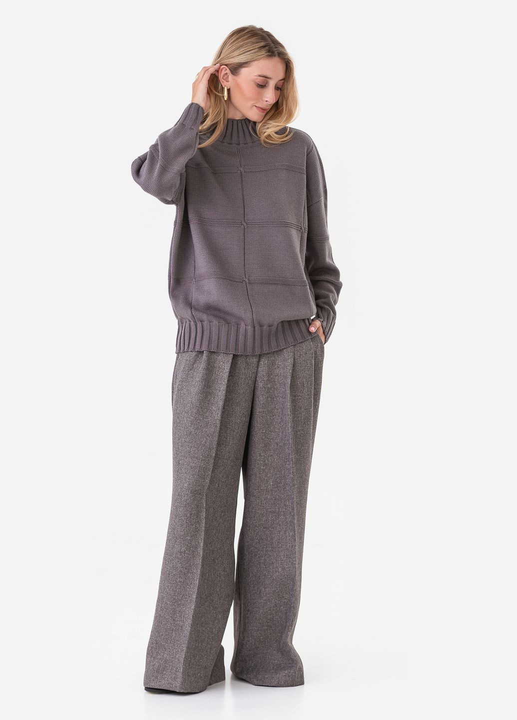 Серый женский свитер с геометрическим рисунком SVTR