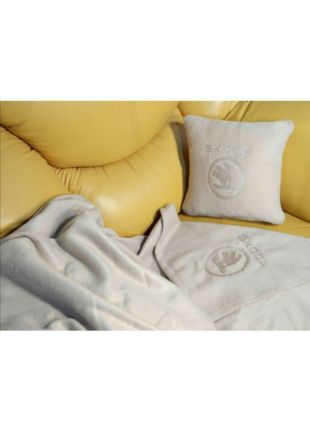 Подушка і плед в автомобіль з вишивкою логотипа "SKODA" No Brand (369717466)