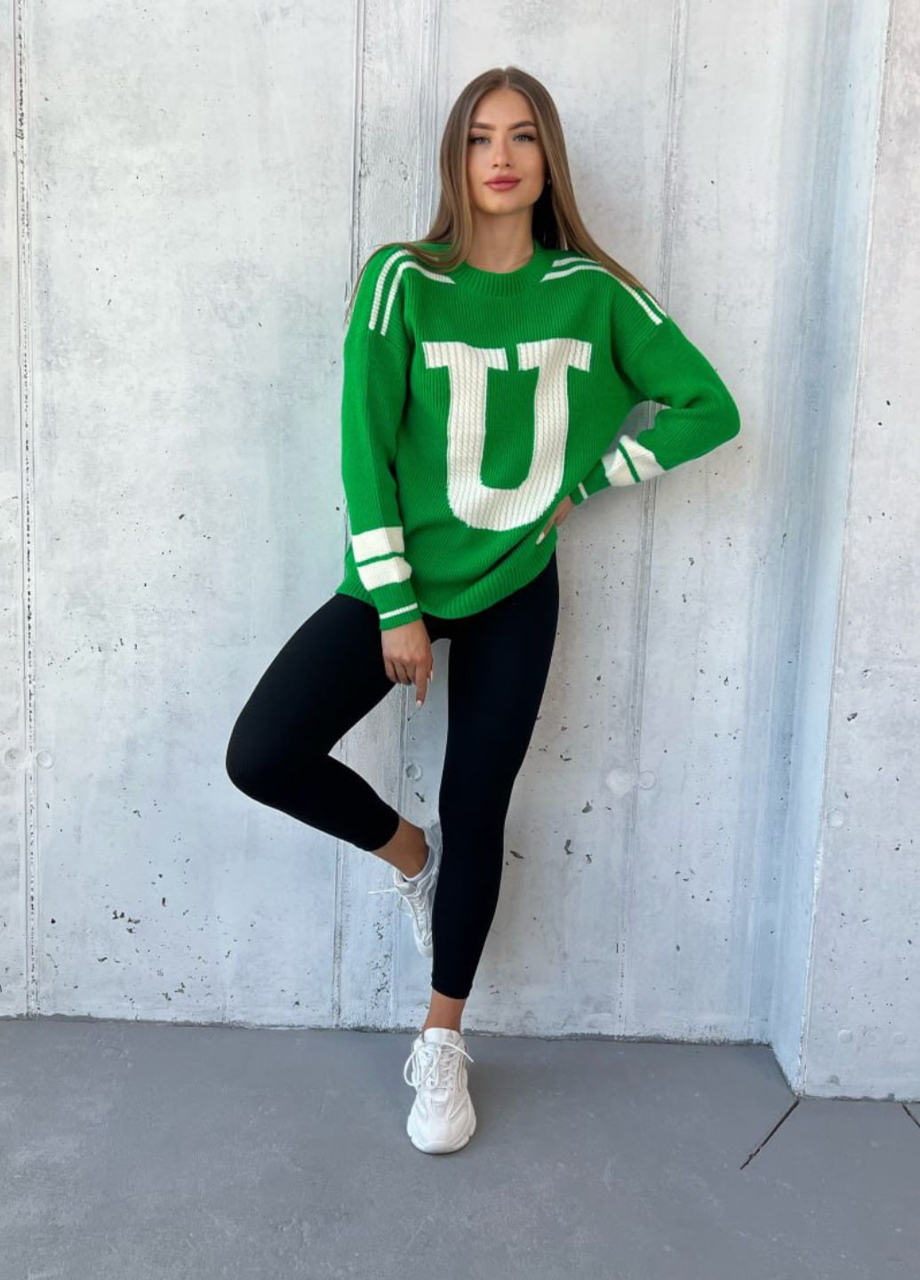 Зеленый демисезонный свитер в сочетании двух цветов с буквой "u" Allthings