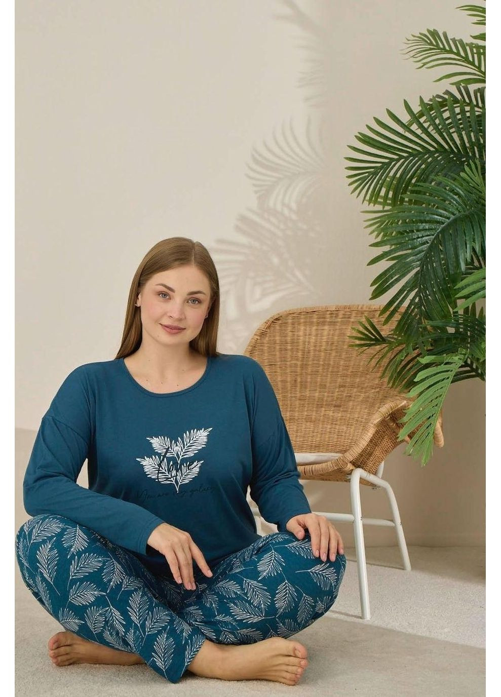 Синяя всесезон женская домашняя пижама батал "tropic" лонгслив + брюки Leyla