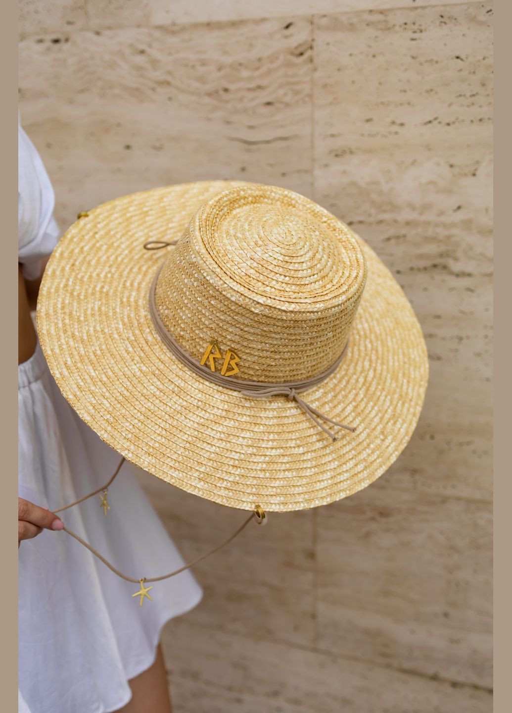 Летняя широкополая соломенная шляпа канотье с круглой тульей GAMBLER с пирсингом, подвесками и шнуром No Brand (325484535)