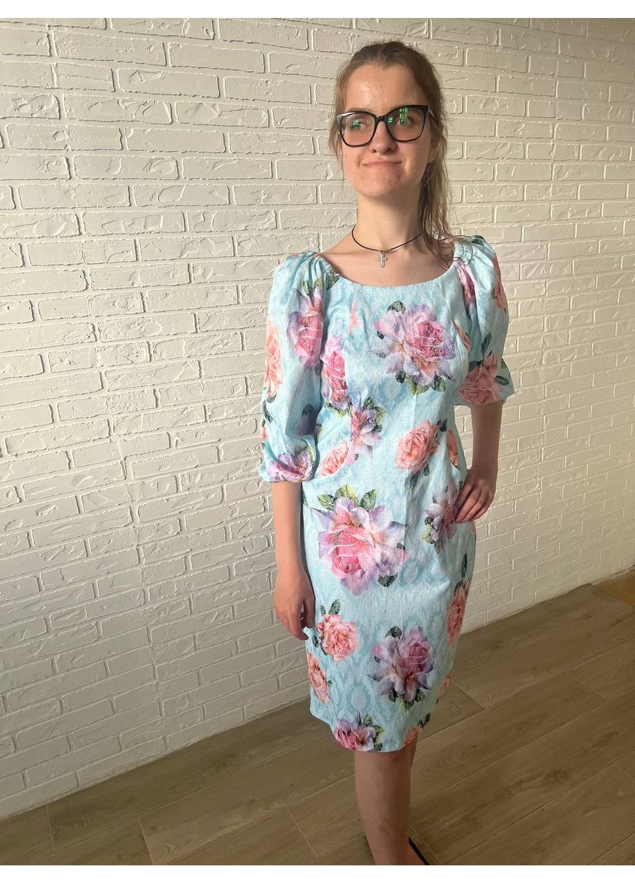 Светло-голубое праздничный, повседневный, деловое, кэжуал светло-голубое шелковое атласное летнее женское облегающее платье-футляр миди с пышными рукавами с цветочным принтом силуэтная, с открытыми плечами, футляр No Brand розы