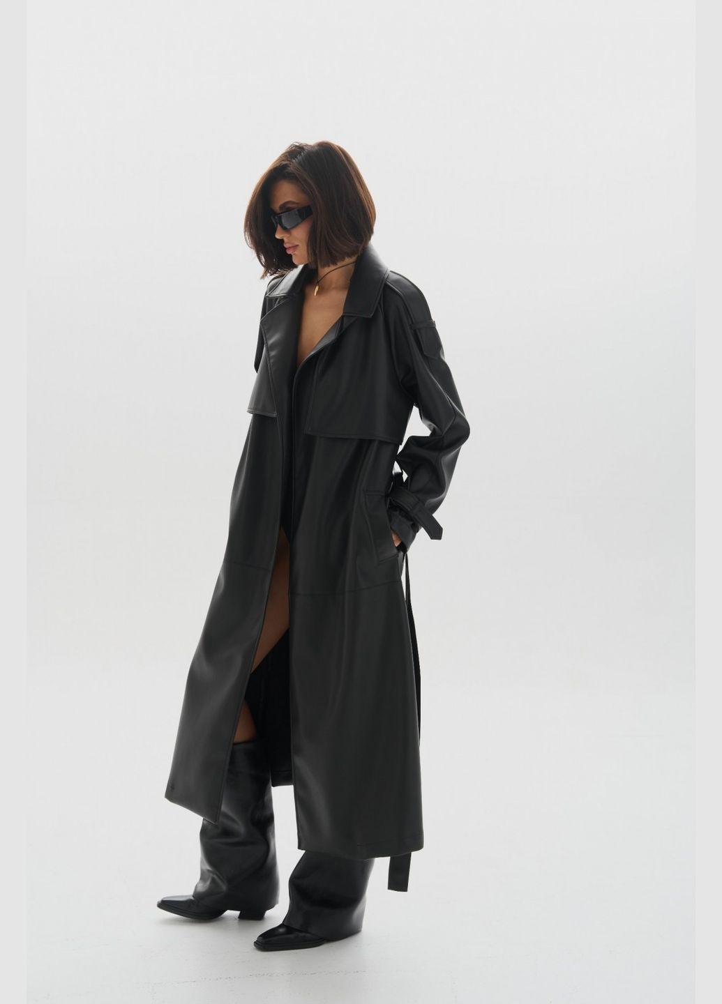 Черная женский тренч из эко кожи на поясе цвет черный р.m/l 450898 New Trend