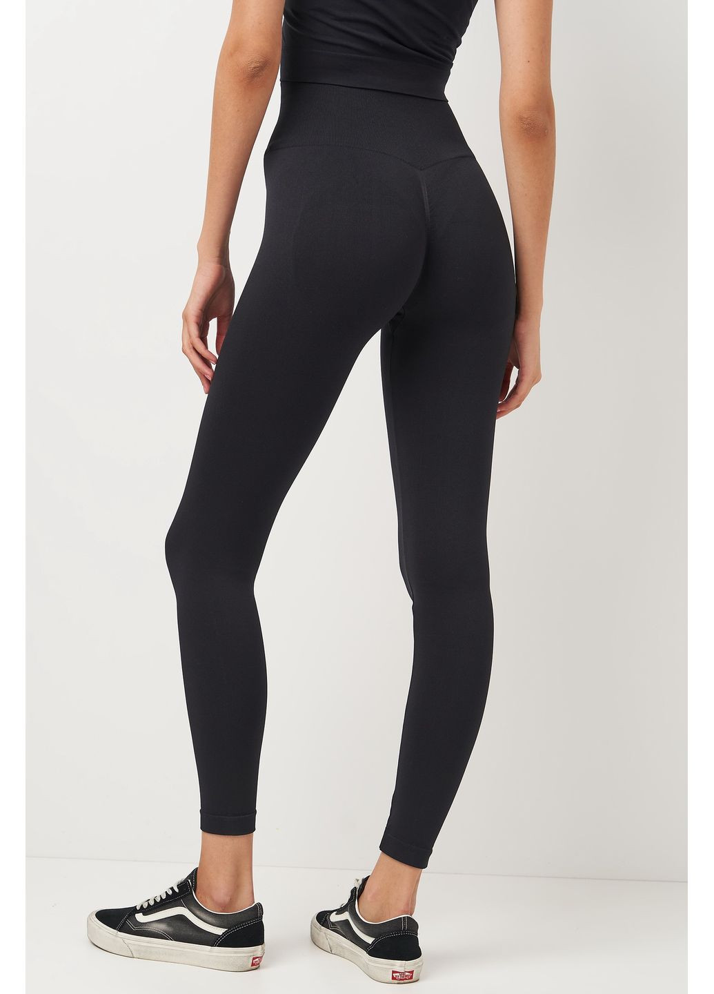 Черные демисезонные леггинсы бесшовные с двойным push up эффектом leggings sport shape Giulia
