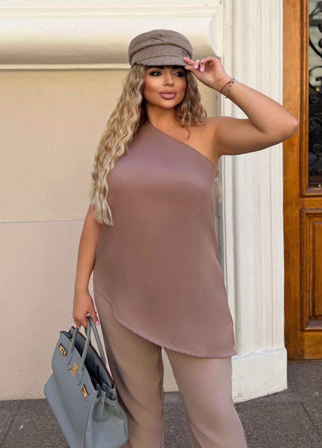 Темно-бежева блуза на одне плече асиметричного крою без застібок No Brand