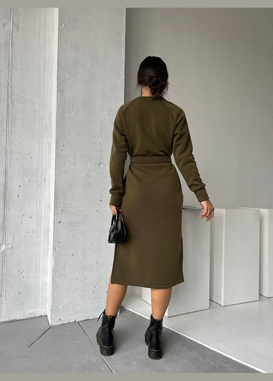 Оливковое (хаки) платье с поясом на флисе цвета хаки 29379 No Brand однотонное