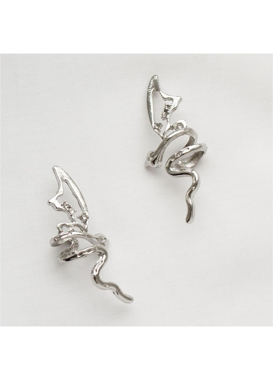 Кафи на вушко з кристалами казкові кліпси комплект двох асиметричні обманки футуристичний y2k стиль сріблясті змія з крилами No Brand (368986081)