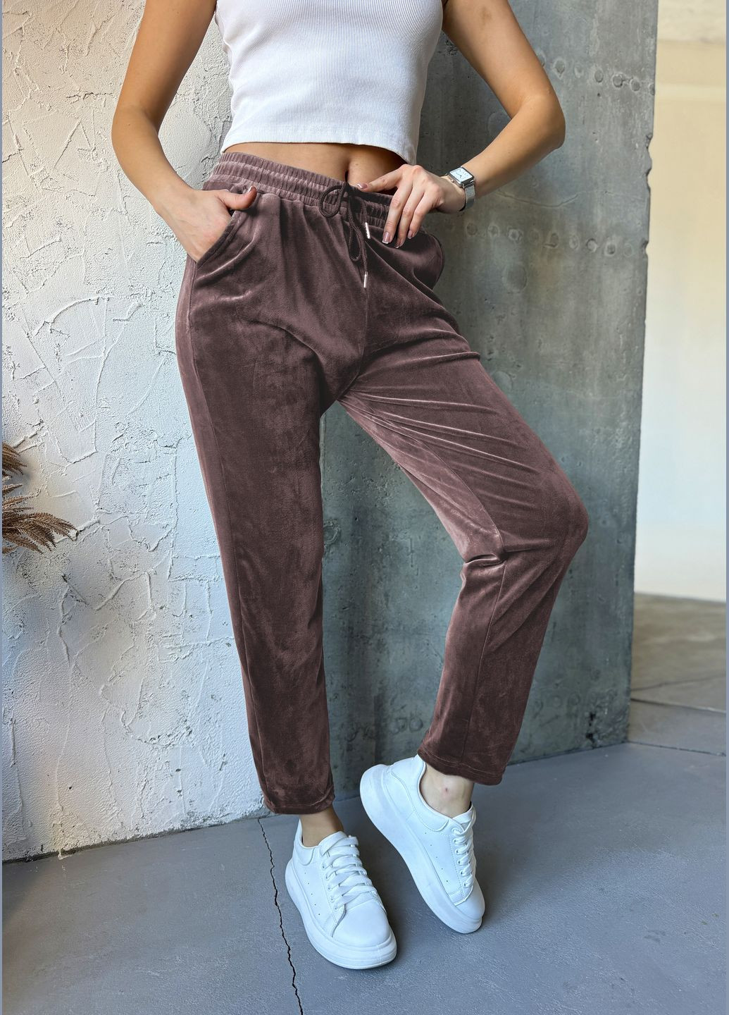 Практичні жіночі велюрові штани завуженого крою InFashion Штани (316660416)