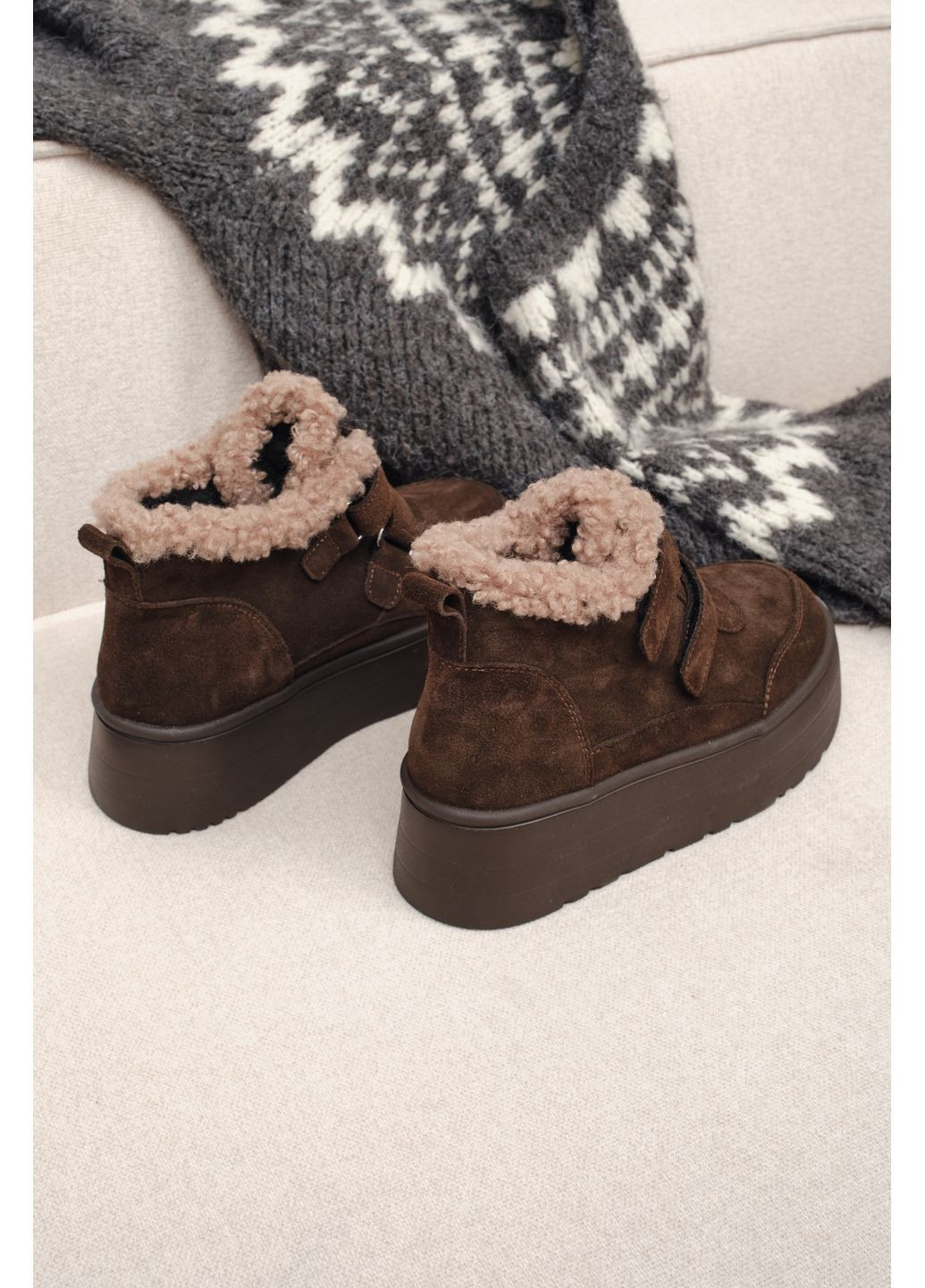 Зимние женские зимние замшевые ботинки тёмно-коричневого цвета с мехом на высокой подошве и двумя липучками (отшив 3 дня) Paradize из натуральной замши