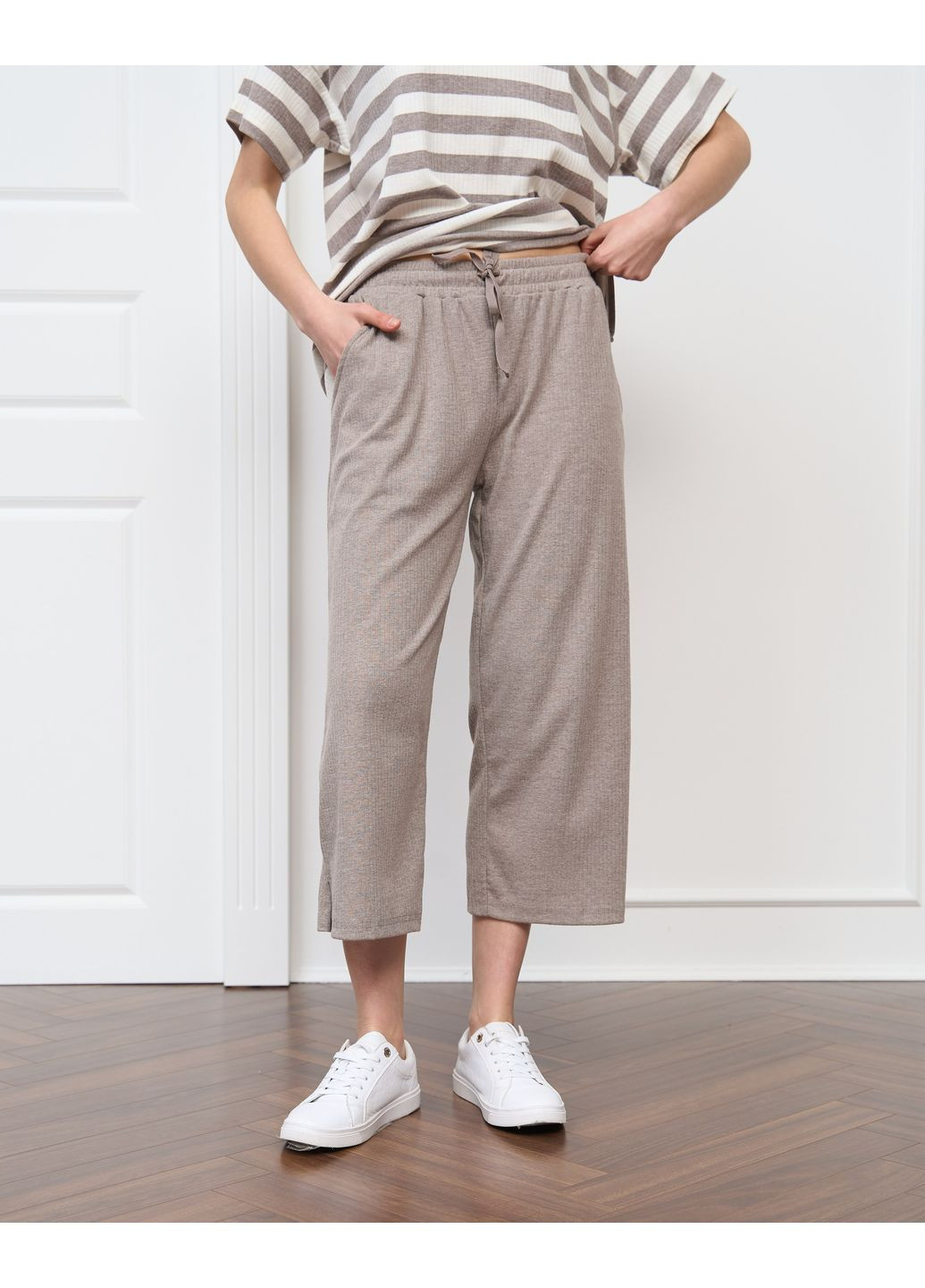 Бежева жіночий комплект з капрі Nicoletta