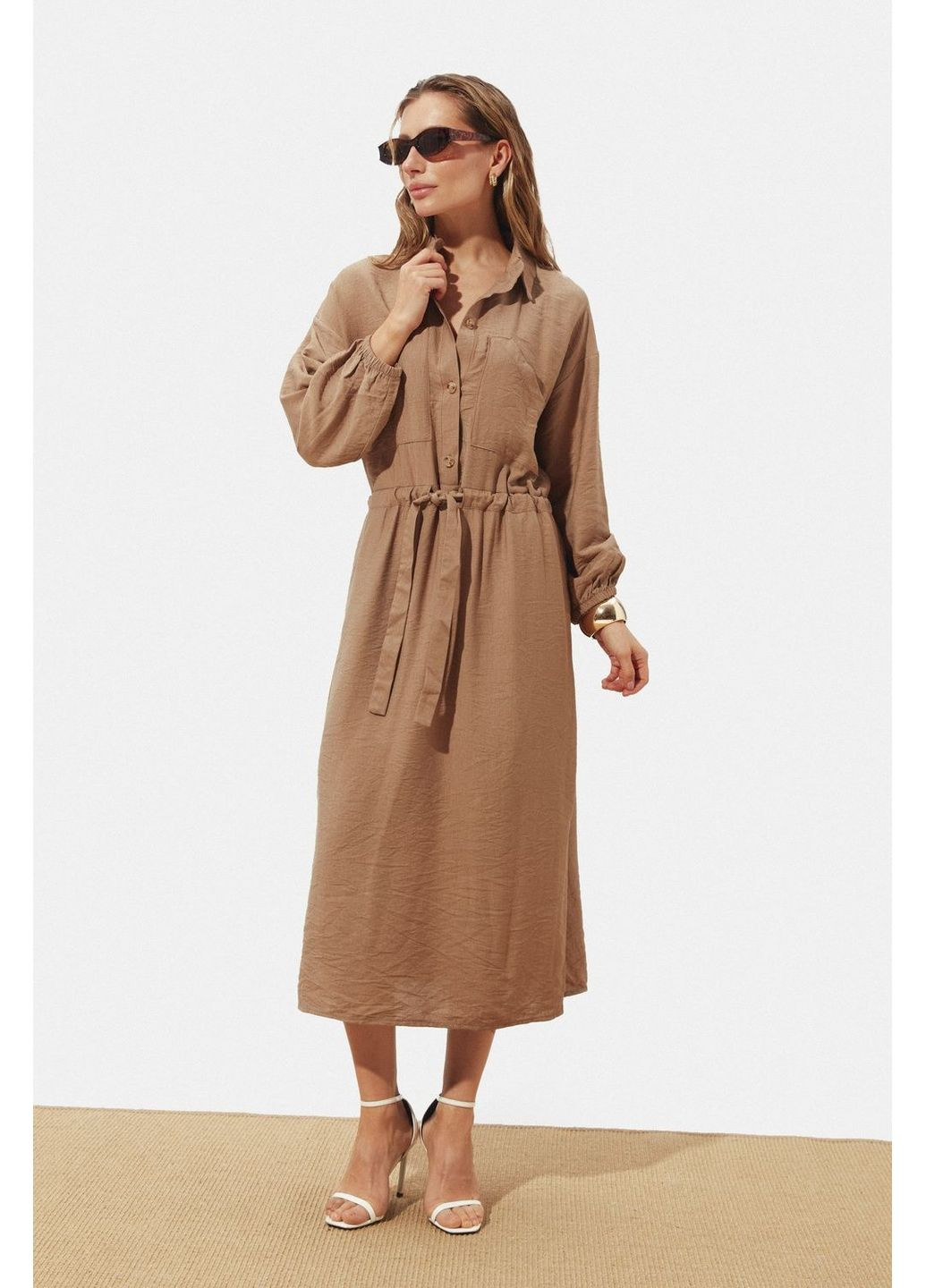 Бежевое платье Seventeen