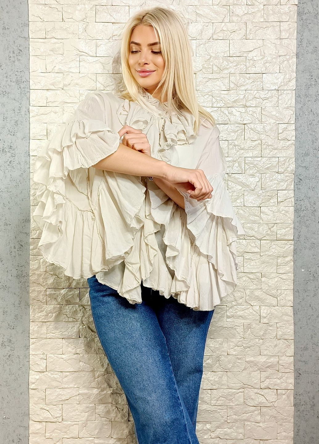 Светло-бежевая блуза Posse батистова декорована воланами