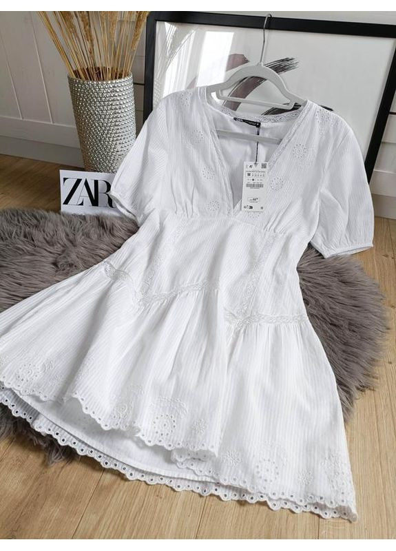 Білий коротка сукня з прорізною вишивкою Zara