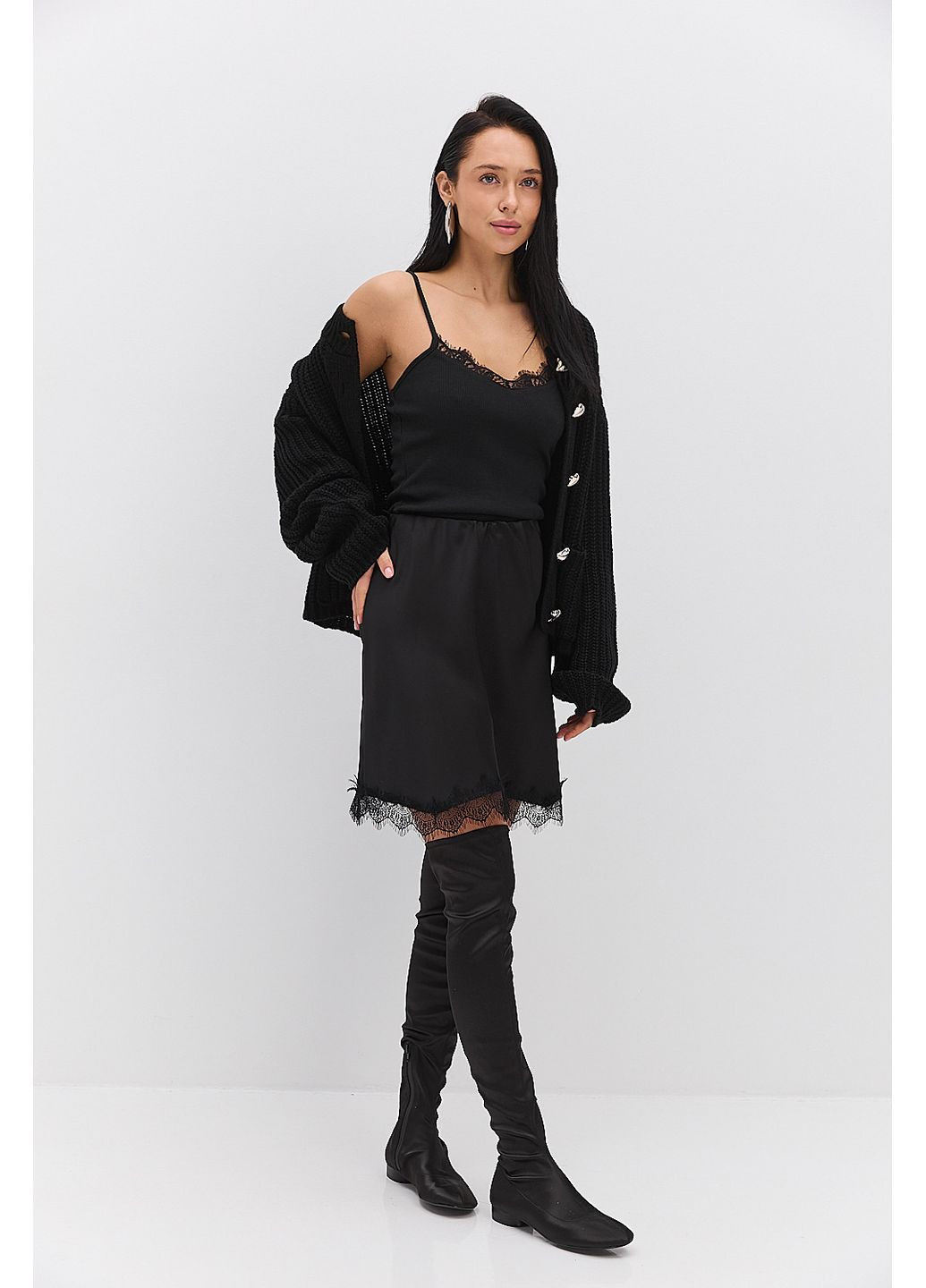 Атласна спідниця міні чорна з мереживом внизу Arjen (370601753)