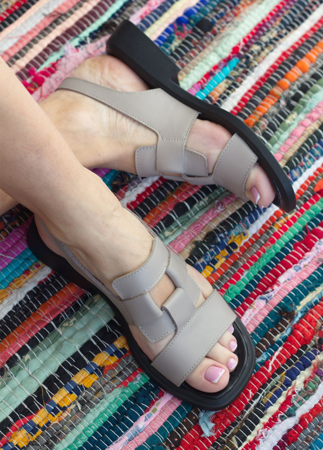 Темно-бежевые босоножки женские из натуральной кожи цвета лате Zlett с ремешком