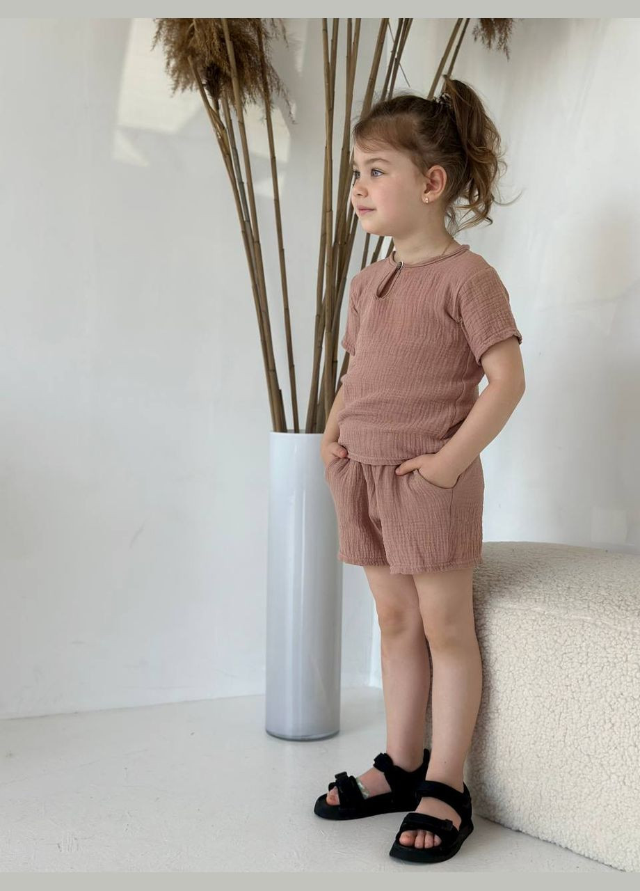 Светло-коричневый летний костюм из муслина с шортами и футболкой с шортами Adelante