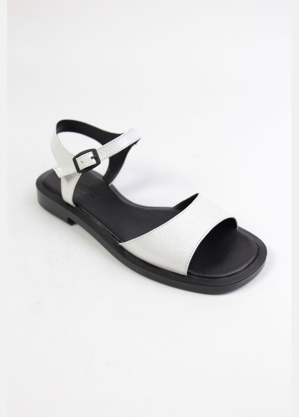 Белые босоножки Benito без застежки