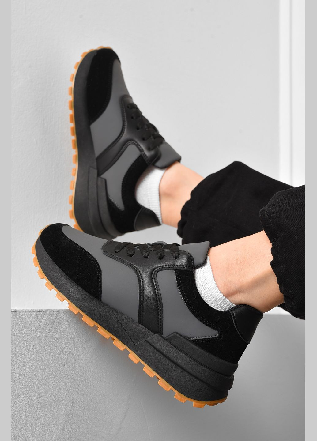 Чорні осінні кросівки жіночі чорного кольору з сірим на шнурівці Let's Shop
