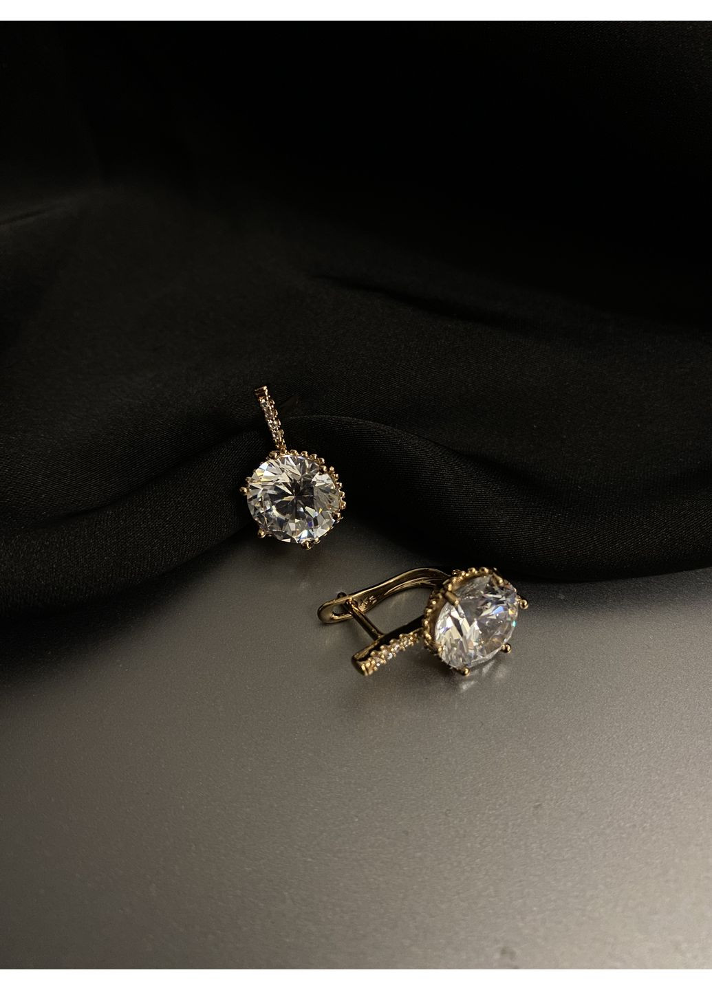 Сережки з великим камінчиком англійський замок золотого кольору 36107 No Brand (370297738)